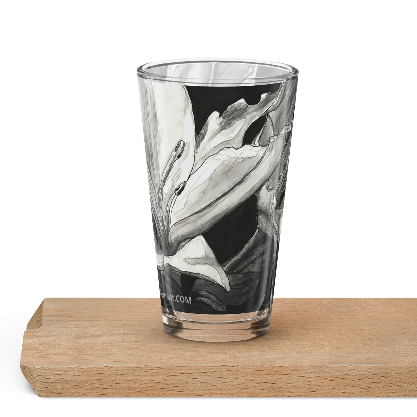 Floral Elegance: Lily Flower Design Shaker Pint Glass