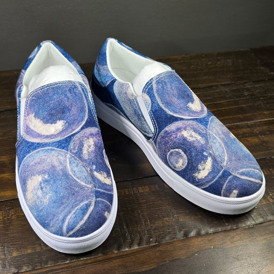 Women’s Slip-on Canvas Shoes - Tranquil Reflections: Blue and White Bubble Artwork Design