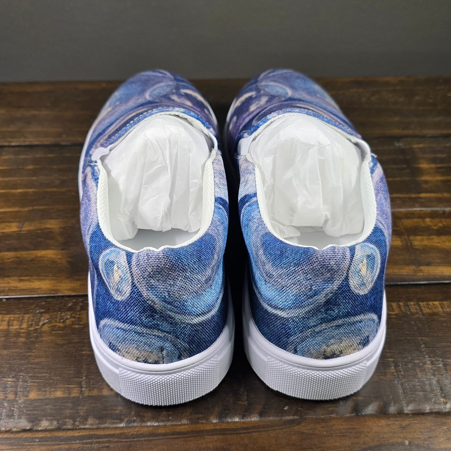 Women’s Slip-on Canvas Shoes - Tranquil Reflections: Blue and White Bubble Artwork Design