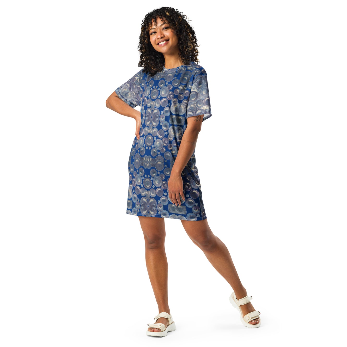 T-shirt Dress - Tranquil Reflections: Blue and White Reflective Bubble Design