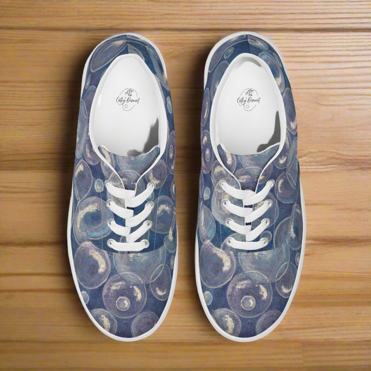 Tranquil Reflections: Blue and White Reflective Bubble Design Women’s lace-up canvas shoes