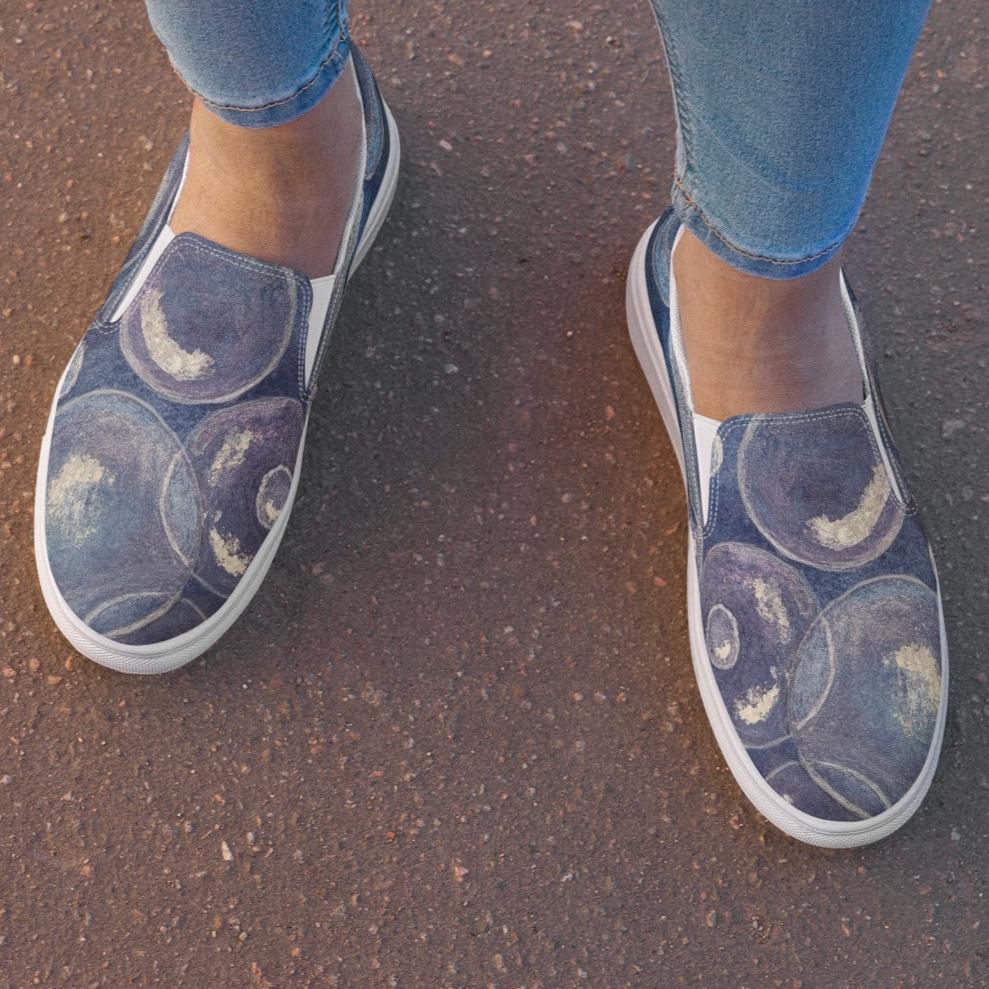 Women’s Slip-on Canvas Shoes - Tranquil Reflections: Blue and White Bubble Artwork Design